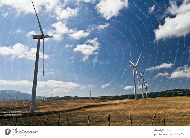 Windpark Andalusien Feld Wolken Zaun weiß Luft Horizont Spanien Elektrizität Wiese Zukunft nachhaltig Himmel Industrie Windkraftanlage blau braun Landschaft