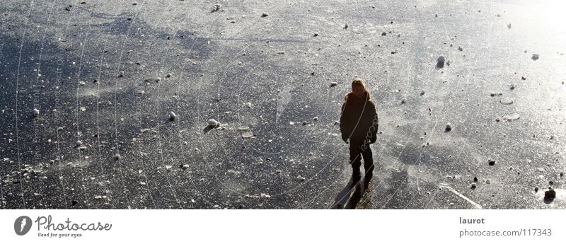Eisprinz Winter weiß Einsamkeit Jahreszeiten Titisee Schwarzwald Schlittschuhe Spielen Glätte Freizeit & Hobby Außenaufnahme Gegenlicht Schnee Schatten