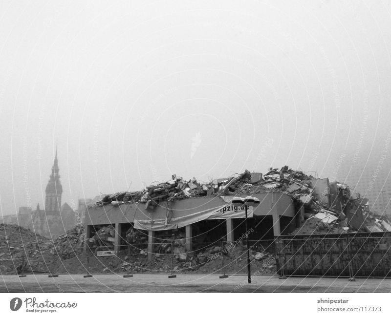 Die Kirche steht noch. Leipzig Heimat Modernisierung Demontage Ruine Winter chaotisch Krieg Kontinuität Nebel schlechtes Wetter kalt Zerstörung Neuanfang