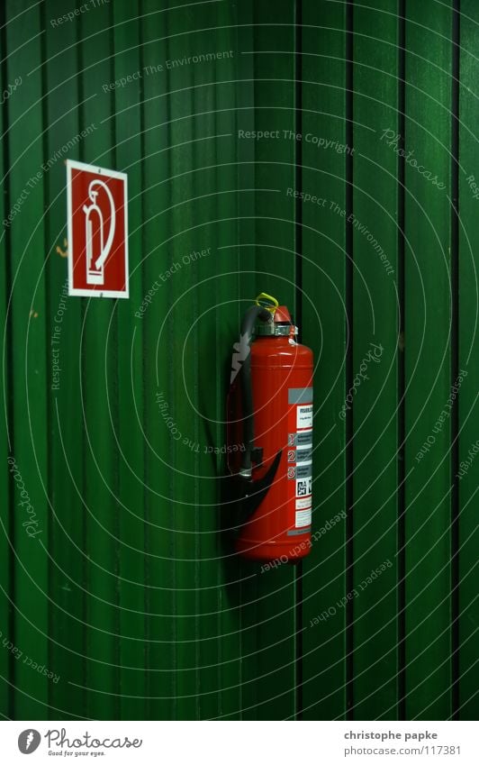 study in red/green oder: das gleiche in grün Feuerlöscher Brandschutz Holz Paneele Wand Hörsaal Piktogramm retten löschen Sicherheit gefährlich Notfall Holzmehl