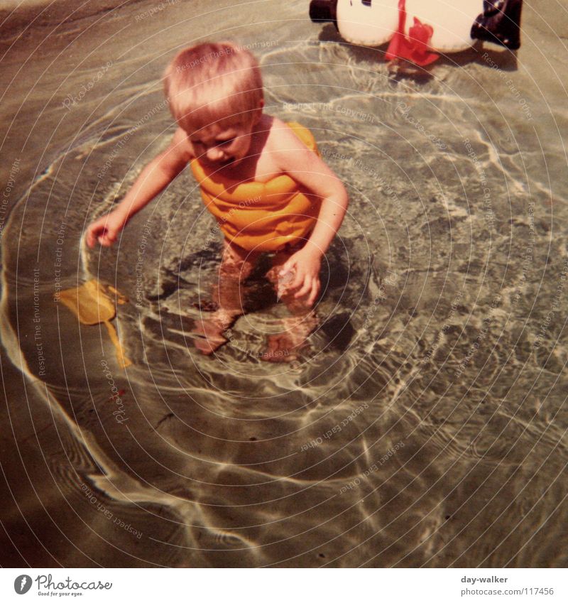 Beklemmungen Kind Schwimmbad Schwimmhilfe retro Siebziger Jahre nass Junge Wasser plantschbecken alt ich wasserscheu michelinmännchen