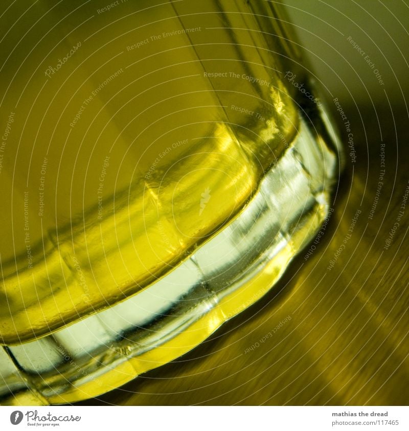LIQUID II Eiswürfel Kunstlicht Becherrand Glas Am Rand Flüssigkeit kalt kühlen gelb Luftblase Limonade Getränk trinken Durstlöscher Ecke Muster eckig Oberfläche