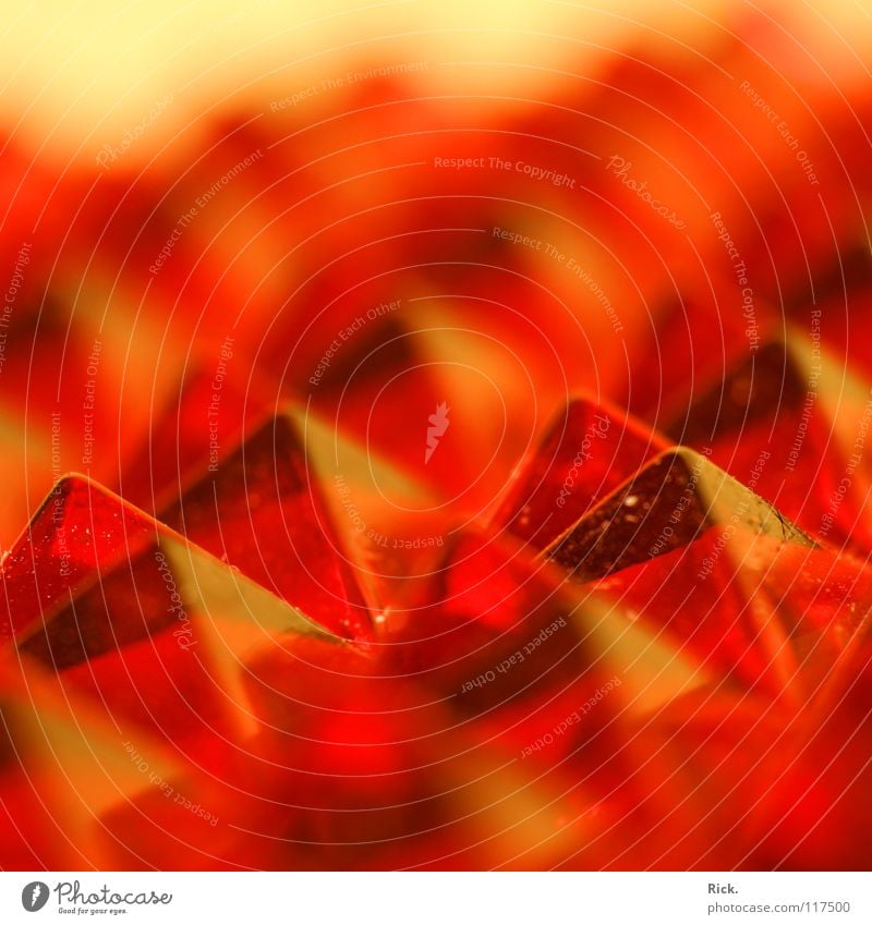 .Tal der Reflektor-Pyramiden rot eckig Ecke Spiegel durchsichtig Licht nah Unschärfe Makroaufnahme Nahaufnahme Farbe Glas Kunststoff Textfreiraum oben