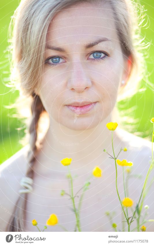 zart feminin Junge Frau Jugendliche Gesicht 1 Mensch 18-30 Jahre Erwachsene Pflanze Sommer Blume Sumpf-Dotterblumen Freundlichkeit schön natürlich positiv gelb