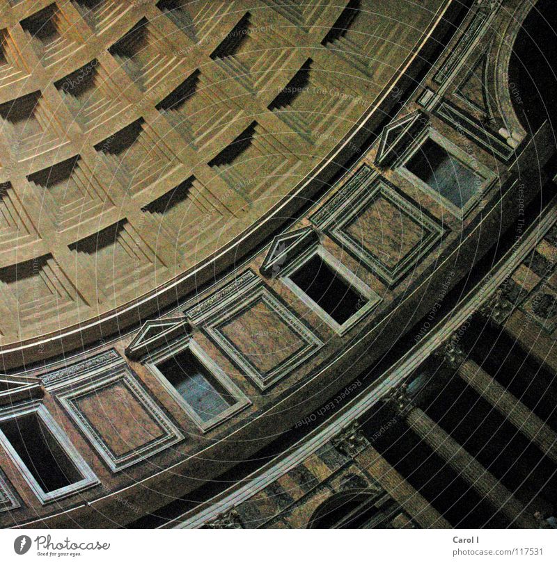 Aus der alten Zeit Kuppeldach Rom kariert rund Fenster eckig diagonal Dachgiebel Kunst Römerzeit Gebäude groß wuchtig Strebe Mauer Dorischer Baustil