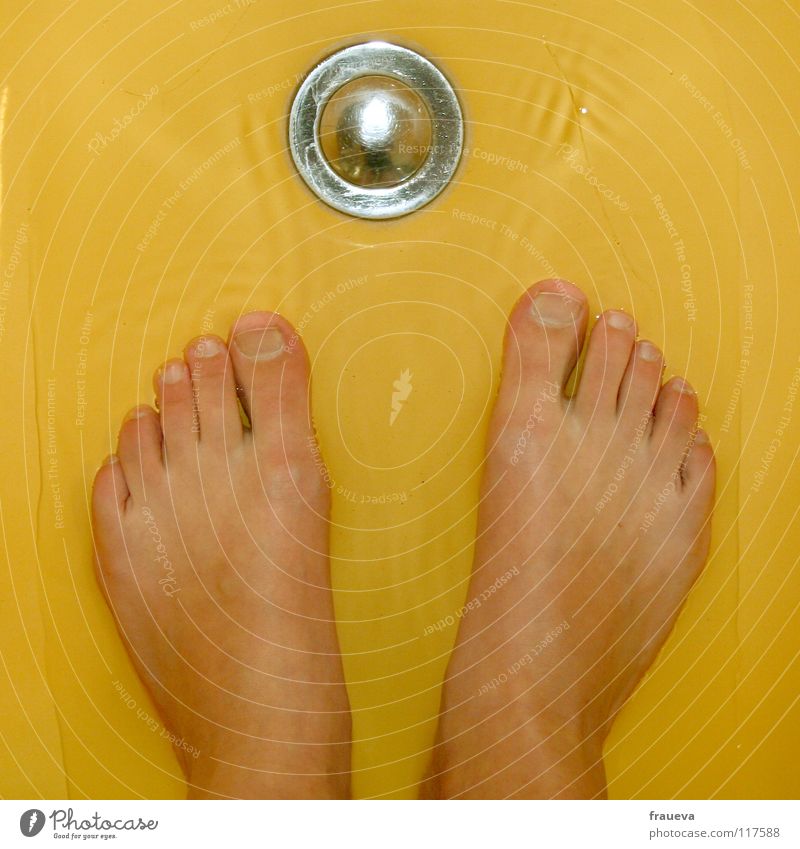 waschtag Innenaufnahme Kunstlicht Badewanne Fuß gelb Farbe Zehen Abfluss Haushalt bathroom Waschen wash feet Stöpsel Barfuß