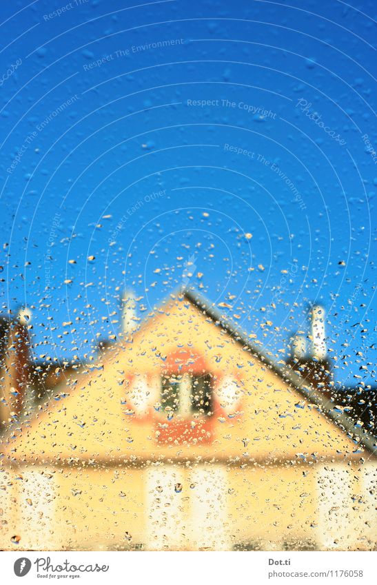 april in may Wassertropfen Himmel Wolkenloser Himmel Wetter Schönes Wetter Regen Stadt Haus Gebäude Fassade Dach Schornstein blau Dachgiebel nass Fensterscheibe