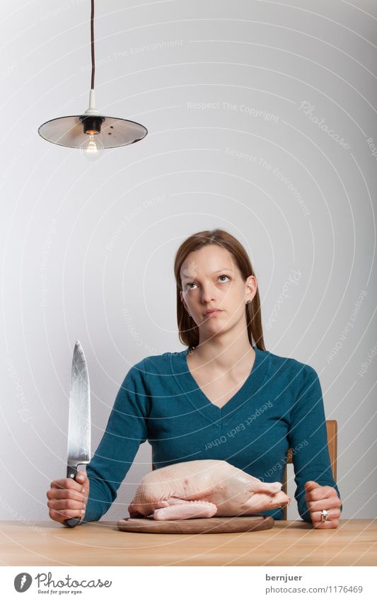 Leniwandadum Lebensmittel Fleisch Bioprodukte Messer Mensch feminin Junge Frau Jugendliche 18-30 Jahre Erwachsene träumen Ehrlichkeit Ente Kochmesser Lampe