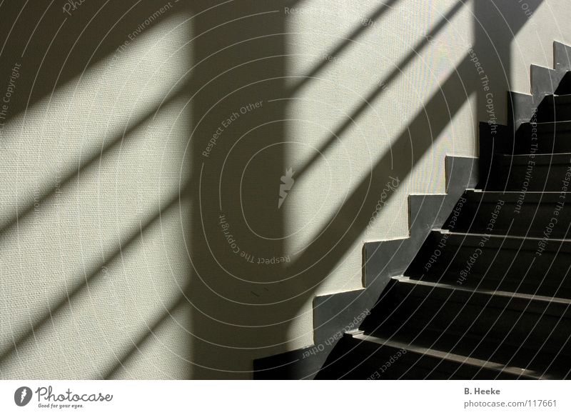 Treppauf graphisch Muster aufwärts abwärts Dreieck Treppenhaus Flur Schatten Zacken Hüfferstiftung