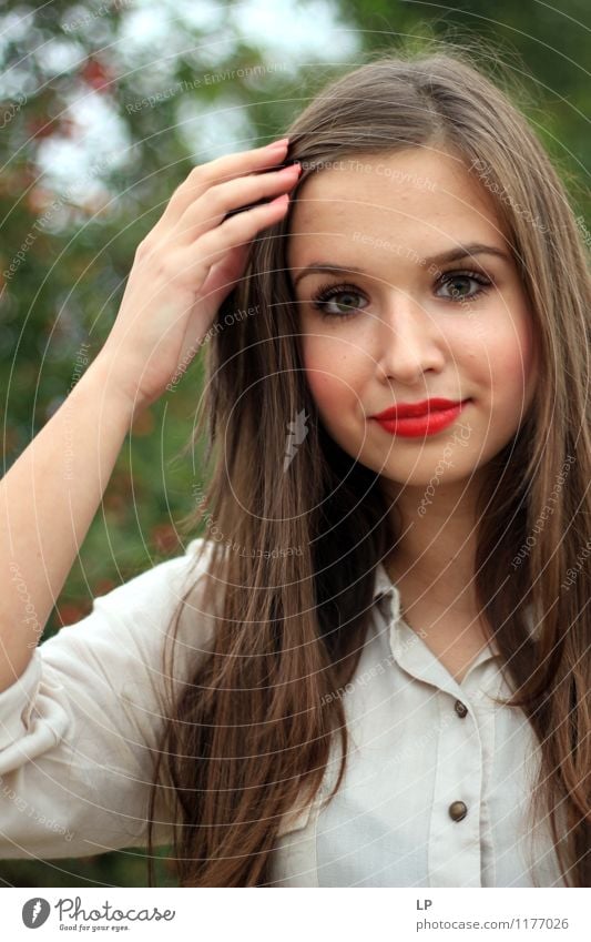 L3 Lifestyle Freude schön Haare & Frisuren Haut Kosmetik Schminke Lippenstift feminin Junge Frau Jugendliche Kopf Mode Lächeln einzigartig Neugier weich rot