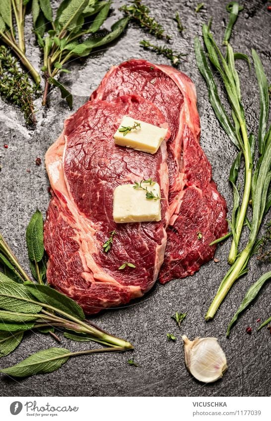 Steaks mit Kräuter und Butter zubereiten Lebensmittel Fleisch Milcherzeugnisse Kräuter & Gewürze Ernährung Abendessen Picknick Bioprodukte Diät Stil Design