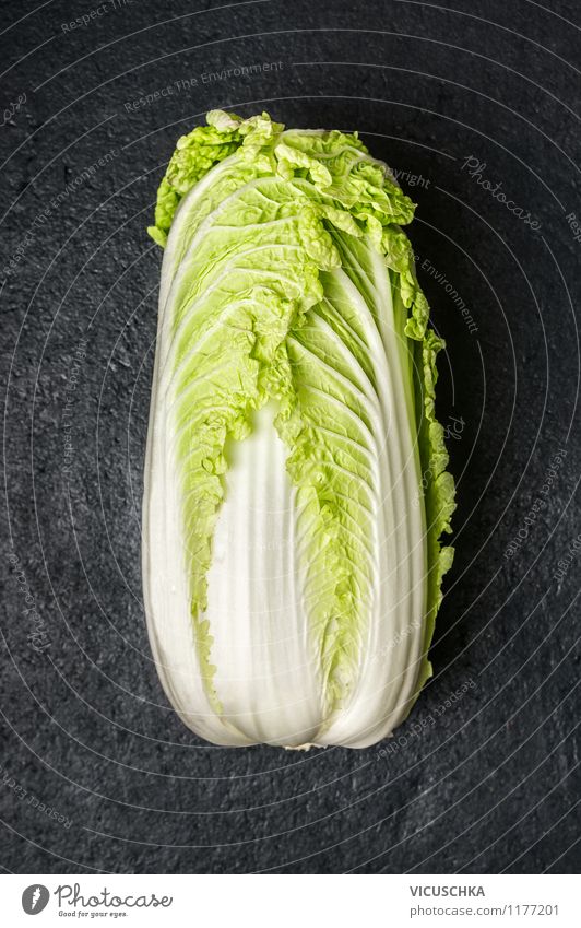 Chinakohl. Lebensmittel Gemüse Salat Salatbeilage Ernährung Bioprodukte Vegetarische Ernährung Diät Stil Design Gesunde Ernährung Garten Natur Chinese Top Asien