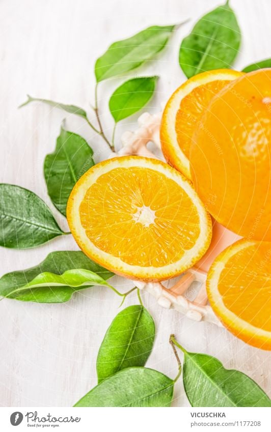 Geschnittene Orange mit grünen Blätter Lebensmittel Frucht Dessert Ernährung Bioprodukte Vegetarische Ernährung Diät Saft Stil Design Gesunde Ernährung Sommer