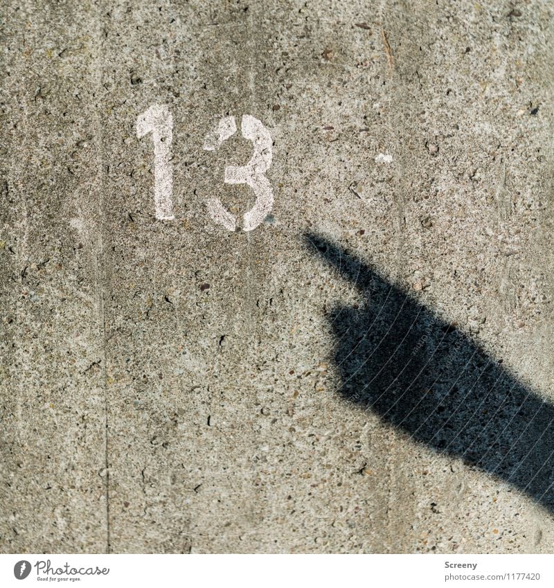 Die 13 | UT Köln Hand Finger Mauer Wand Beton Zeichen Ziffern & Zahlen grau weiß Volksglaube zeigen deuten Pechvogel Glück Farbfoto Außenaufnahme Detailaufnahme