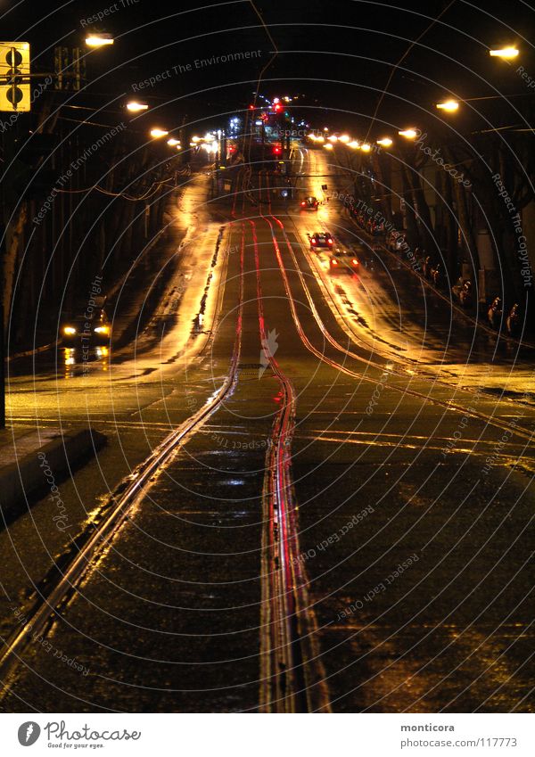 Schienen Gleise dunkel Nacht Laterne Außenaufnahme Geschwindigkeit Verkehrswege Straße Beleuchtung