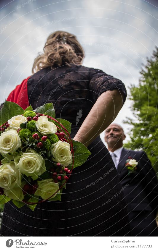 Das Versprechen elegant Glück Hochzeit Mensch maskulin feminin Frau Erwachsene Mann Paar Partner 2 45-60 Jahre Blumenstrauß Rose weiß rot Braut Bräutigam Anzug