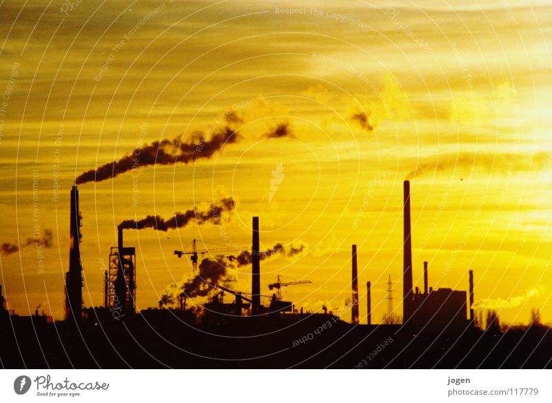 Yellow Duisburg Chemiewerk Fabrik Umwelt Umweltverschmutzung Kohlendioxid Treibhausgas gelb schwarz Gegenlicht Sonnenuntergang Wasserdampf Kran Abendsonne