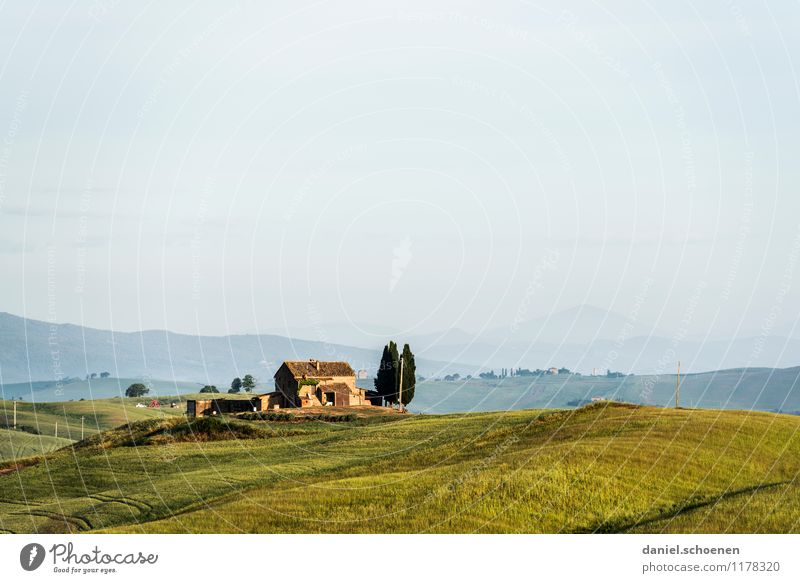 Sommerbild Ferien & Urlaub & Reisen Tourismus Ferne Sommerurlaub Haus Landschaft Hügel alt blau gelb grün Einsamkeit Erholung Horizont ruhig Toskana Italien