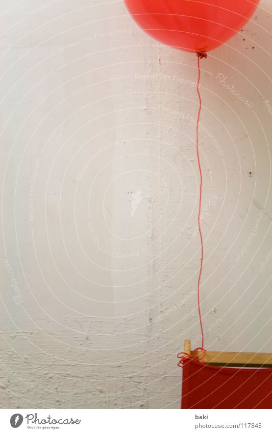 festgebunden2 Luftballon Helium fliegen angekettet rot weiß mehrfarbig Kunst Kunsthandwerk Seil Knoten Farbe aufgeblasen