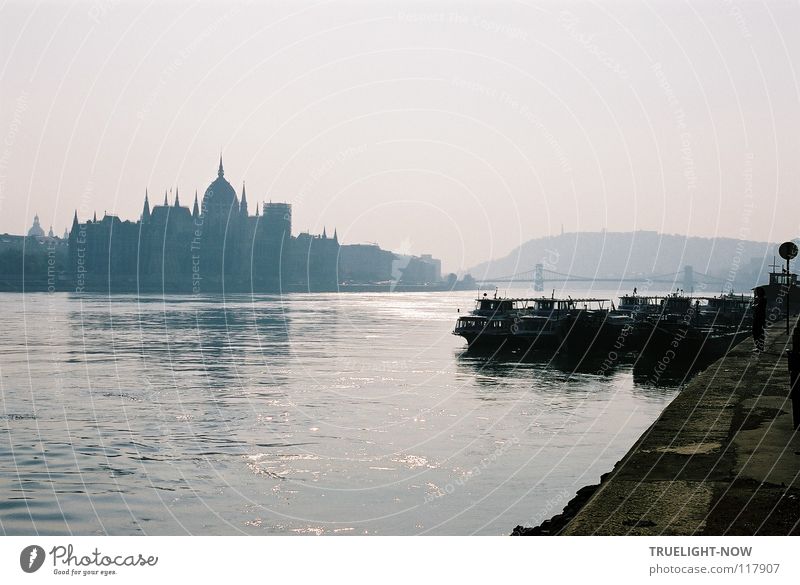 Budapest 2 schön Flussufer Stadt Hauptstadt Palast Architektur Wahrzeichen Schifffahrt alt glänzend träumen Sehnsucht Erwartung Kreativität Vergangenheit