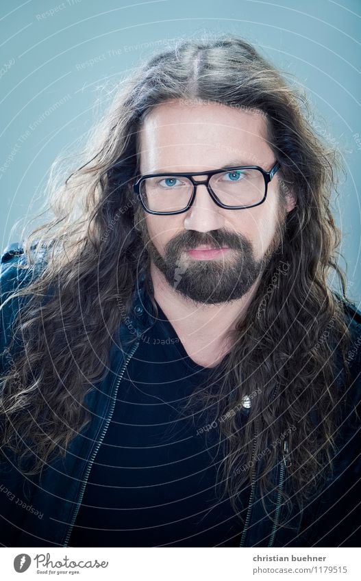cool man 40 Haare & Frisuren Medienbranche Werbebranche Karriere Erfolg Mann Erwachsene 1 Mensch 30-45 Jahre Brille langhaarig Bart authentisch außergewöhnlich