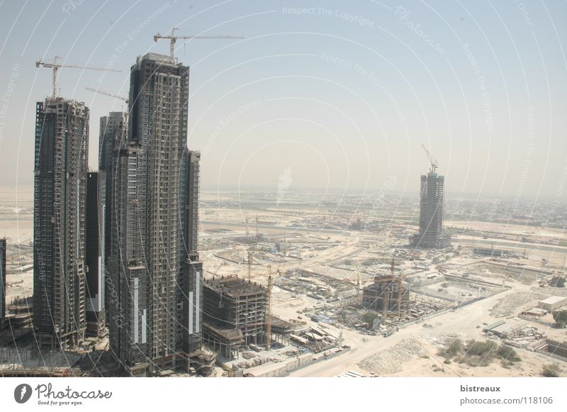 Business Bay 002 Dubai Vereinigte Arabische Emirate Baustelle Kran Hochhaus Sand Morgen Wüste Sonne Escape Tower Executive Towers Dubai Holding Emaar