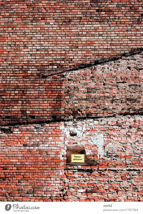 Brandmauer Mauer Wand Fassade Backsteinwand Schilder & Markierungen Hinweisschild Warnschild Parkverbot alt groß hoch rot Verfall Verbotsschild Farbfoto