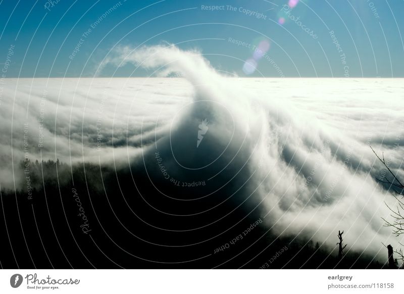 Wolkenwogen I Brandung Wellen Spitze fließen bezaubernd Naturphänomene Horizont Gegenlicht Lichtfleck Außenaufnahme Zauberwald azurblau Himmel Tschechien