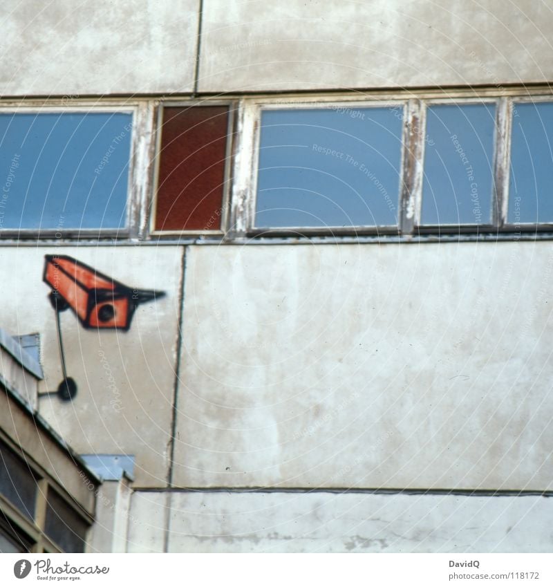 graffiti observations Haus Fotokamera Fassade Fenster Graffiti beobachten Macht Farbe Kontrolle Überwachung Block Wand Plattenbau Wandmalereien Tagger