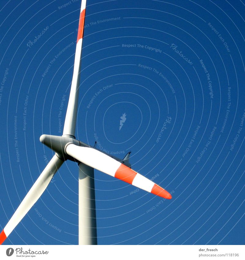 windenergie Windkraftanlage Bewegungsenergie Energiewirtschaft Elektrizität Industrie Himmel grüne energie blau Rotor Flügel Kontrast