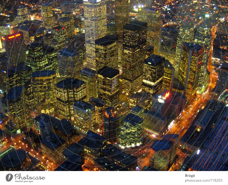 Toronto bei Nacht aus dem CN Tower Kanada Hochhaus Straßenschlucht Stadt bei Nacht Licht