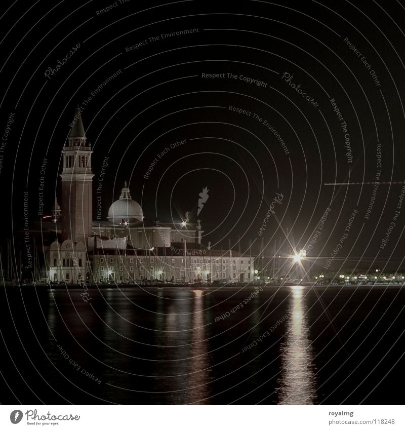 ...black Venedig Abend Nacht schwarz Licht Flugzeug Kuppeldach Meer Reflexion & Spiegelung historisch Gotteshäuser Italien Kathedrale Turm Wasser Fluss Küste