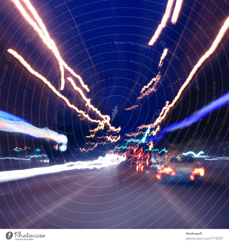 Sekundenschlaf Alkoholisiert chaotisch Rauschmittel Leuchtspur planlos Verkehr Straßenverkehr Autofahren Langzeitbelichtung ohnmächtig träumen Panik