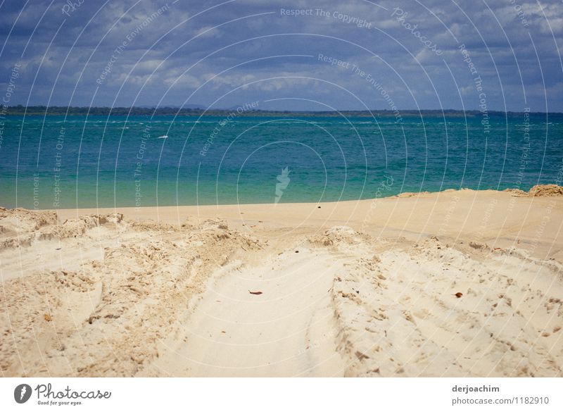 Sand, Meer und blauer Himmel und dunkle Wolken. Am Strand von Fraser Island.An der Ostküste von Queensland / Australia Freude ruhig Freizeit & Hobby Ausflug