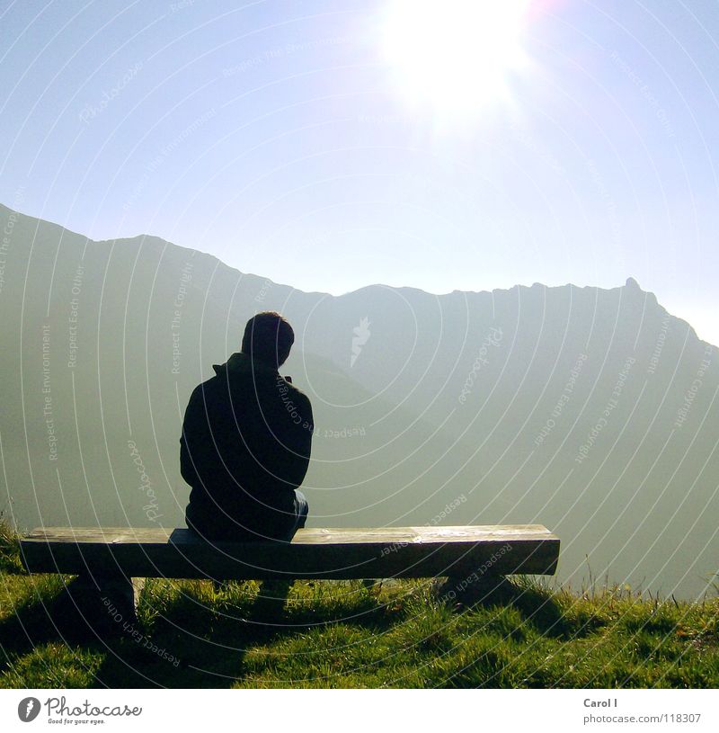 Geniesser Gipfel Einsamkeit Lücke Hügel Schweiz Gras kalt genießen Holzbank wandern Blick stumm Denken Schüchternheit beleidigt Panorama (Aussicht) Herbst
