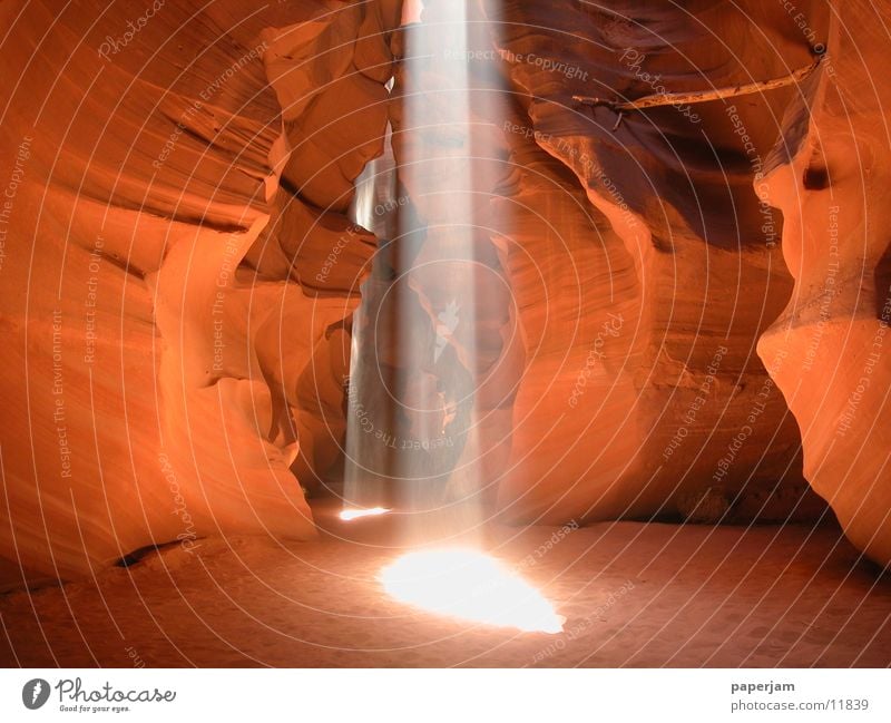 Antelope Canyon Schlucht Licht Sonnenstrahlen Lichteinfall Lichtkegel Felswand Erosion Sand Naturphänomene Naturwunder Farbenspiel Lichtspiel erleuchten