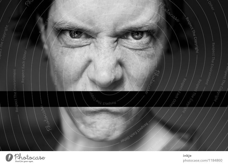 Wütende Frau mit schwarzem Strich vorm Mund Lifestyle Erwachsene Leben Gesicht 1 Mensch 30-45 Jahre Kommunizieren Blick Konflikt & Streit Gefühle Stimmung