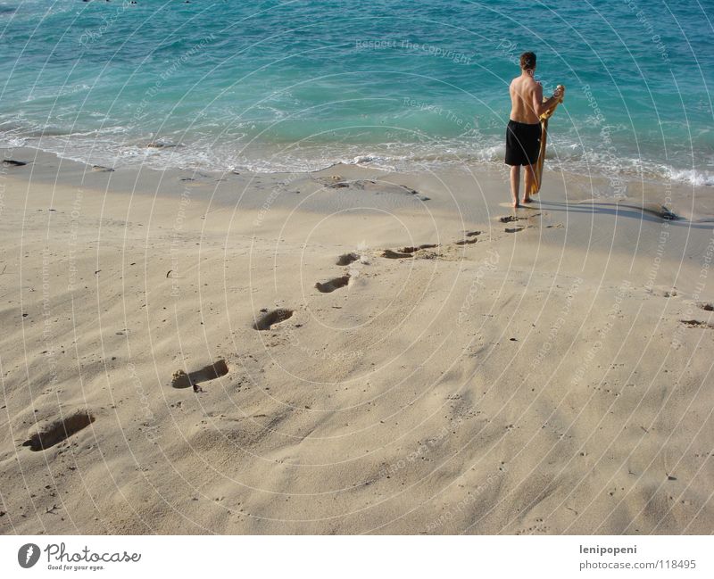 Meer zurückgeben Schwimmen & Baden Ferien & Urlaub & Reisen Strand Wellen Mann Erwachsene Sand Wasser Badehose Fußspur gehen nass Bewegung Tourismus Handtuch