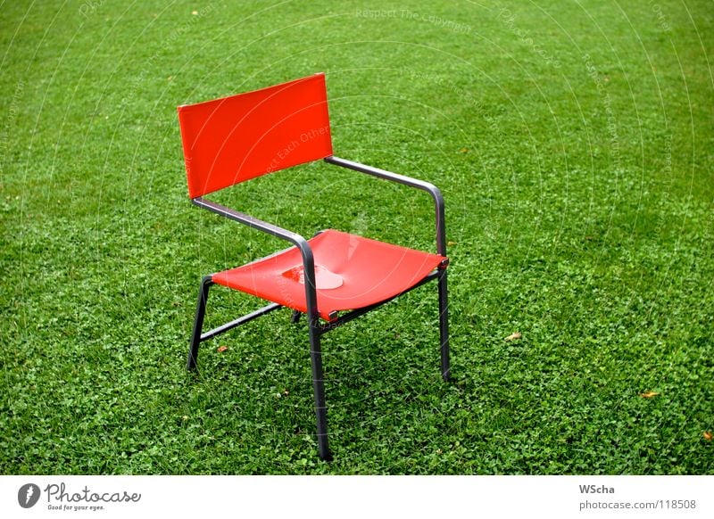 Roter Stuhl rot grün Wiese Möbel Farbe Kontrast Natur Landschaft