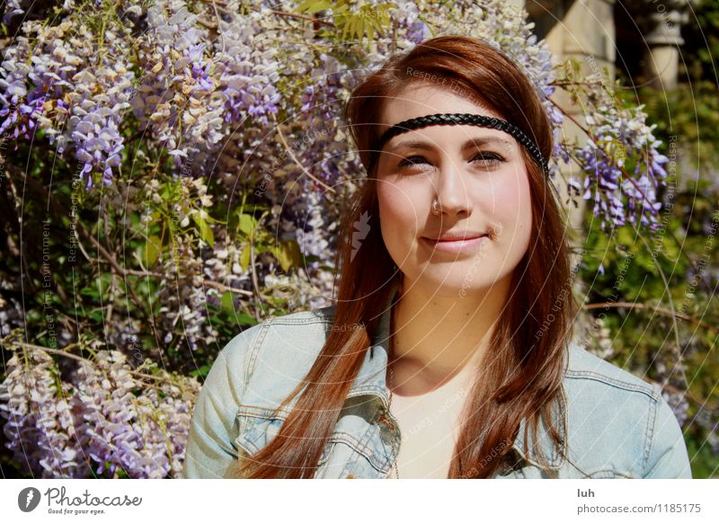 Hippie-Girl feminin Junge Frau Jugendliche 1 Mensch 18-30 Jahre Erwachsene schön Hipster Fliederbusch violett Natur Haarband Nasenpiercing Farbfoto
