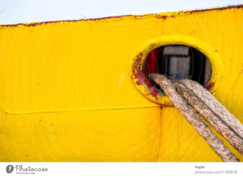 Ankerklüse mit Festmacherleine an einem Fischkutter Design Seil Hafen Verkehr Verkehrsmittel Schifffahrt Fischerboot Wasserfahrzeug alt leuchten maritim gelb
