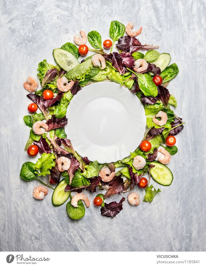 Bunter Salat mit Shrimps um dem Teller Lebensmittel Meeresfrüchte Gemüse Salatbeilage Kräuter & Gewürze Ernährung Mittagessen Festessen Bioprodukte