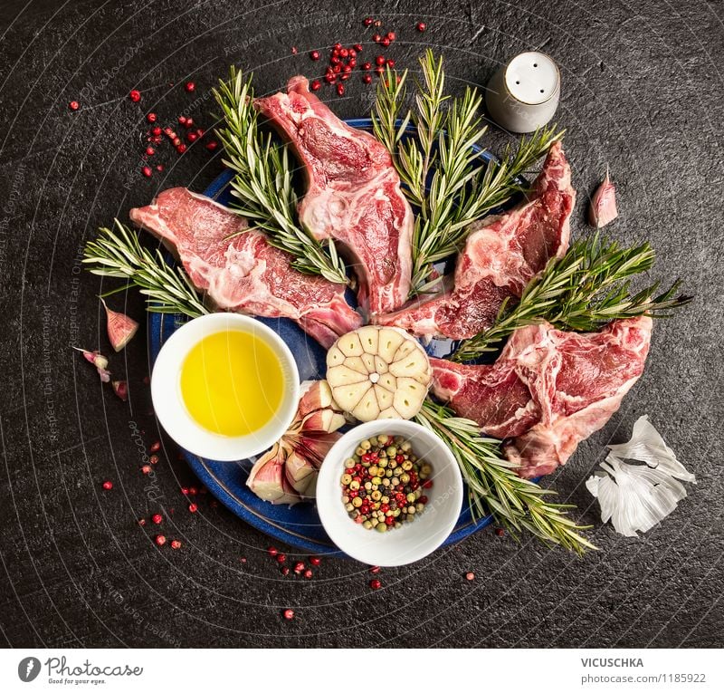 Frische Lamm Doppellkoteletts Lebensmittel Fleisch Kräuter & Gewürze Öl Ernährung Mittagessen Abendessen Festessen Bioprodukte Geschirr Teller