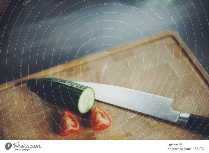 Schnipp Schnapp Lebensmittel Gemüse Salat Salatbeilage Tomate grün rot Messer Schneidebrett Küche Manuelles Küchengerät Alltagsfotografie Sauberkeit Farbfoto
