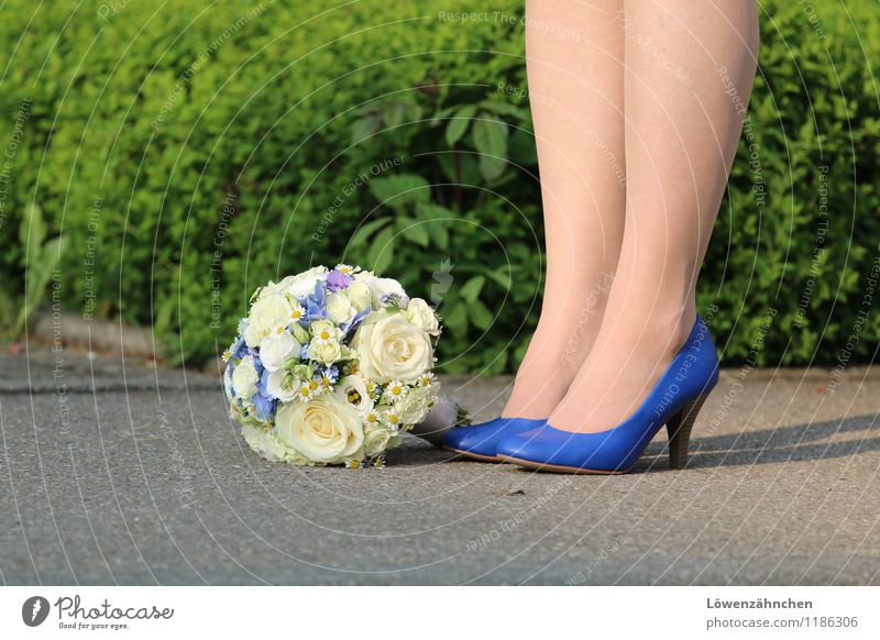 wedding details III feminin Junge Frau Jugendliche Beine Fuß 18-30 Jahre Erwachsene Schuhe Damenschuhe Blumenstrauß stehen warten ästhetisch schön blau grün