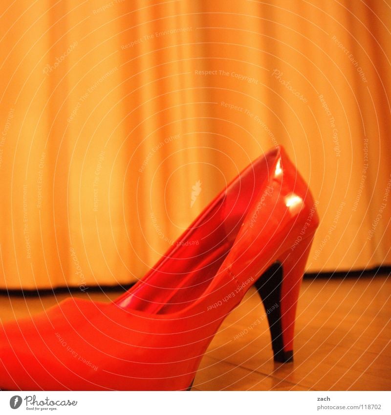 Der andere Schuh von dem Manitu seiner Frau Schuhe Damenschuhe Parkett Laminat Holzfußboden rot grell schick gehen Bekleidung Bodenbelag shoes Einsamkeit Single