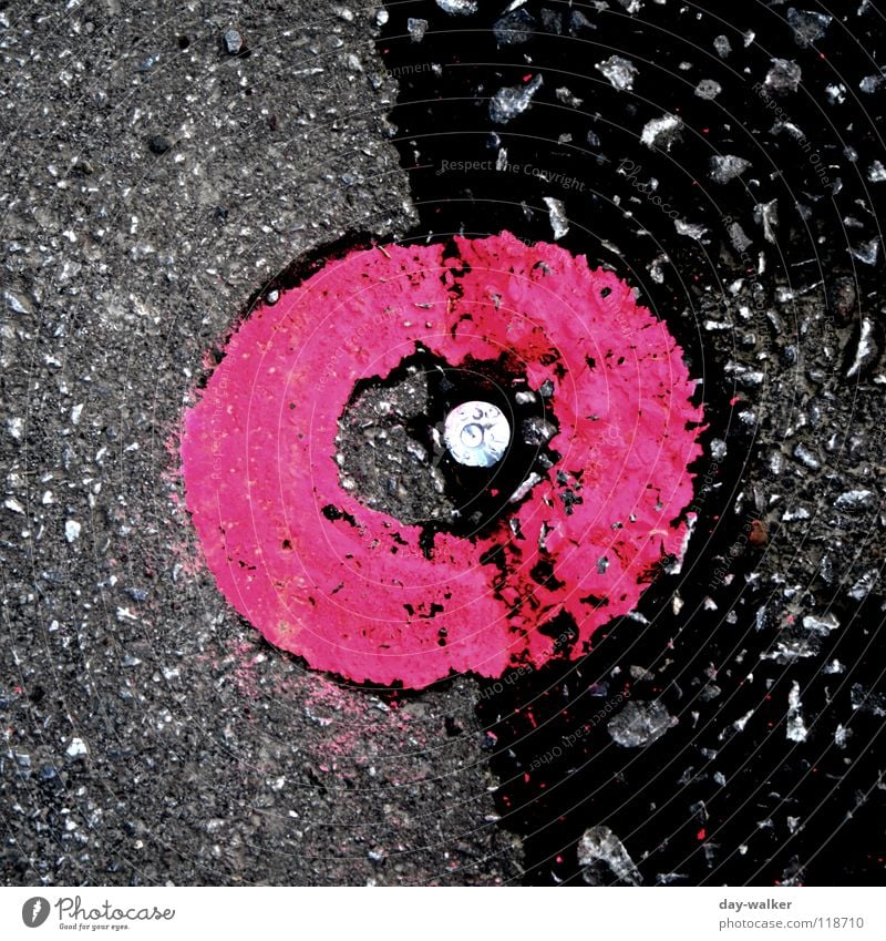 Punkt vor Strich Asphalt Teer Beton rund rosa dunkel Befestigung Stabilität Siegel Verkehrswege Farbe Hinweisschild Straße Schilder & Markierungen aoberfläche