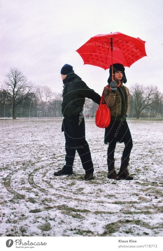 NAHDISTANZ: Liebe Küssen Regenschirm Winter Zärtlichkeiten Ferne Intimität Hass Schnee Defensive berühren Dresden Park Kreis Langeweile Jugendliche Liebespaar