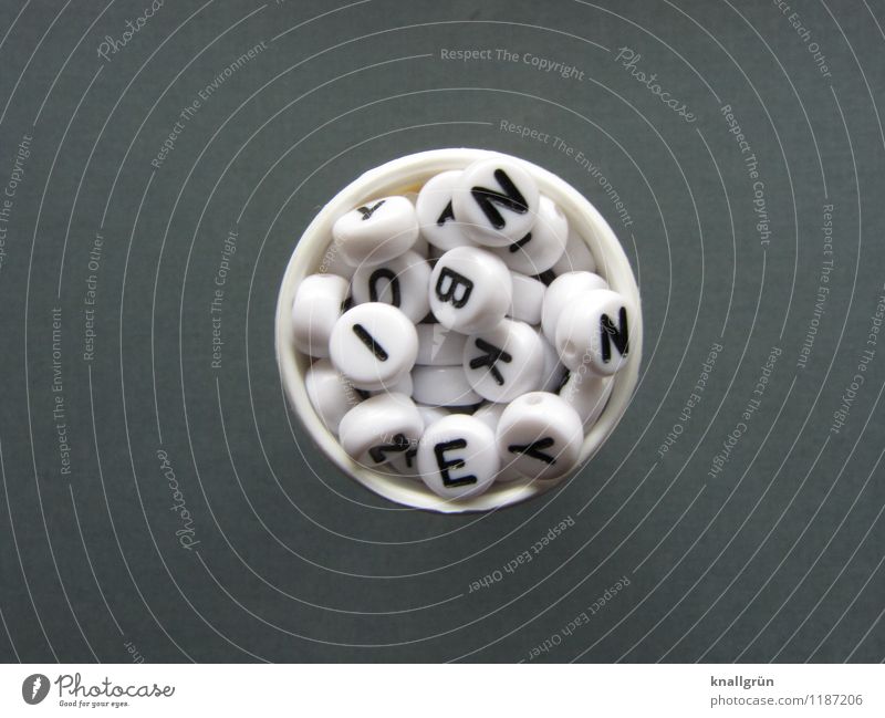 Tagesdosis Schriftzeichen Kommunizieren rund grau schwarz weiß Gefühle Gesundheitswesen Tablettenröhrchen Farbfoto Studioaufnahme Menschenleer