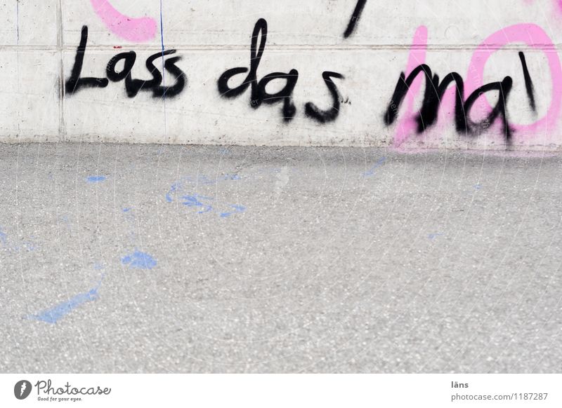 Lass das ma Subkultur Bauwerk Mauer Wand Fassade Wege & Pfade Beton Schriftzeichen Graffiti Entschlossenheit protestieren Bürgersteig Fußweg Ablehnung